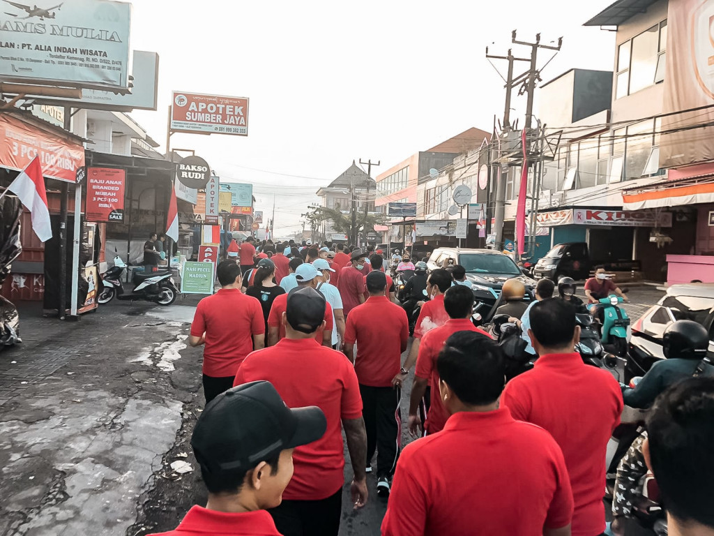Antusias Warga dalam  Mengikuti  Kegiatan Jalan Santai HUT RI ke-77 di Desa Dalung